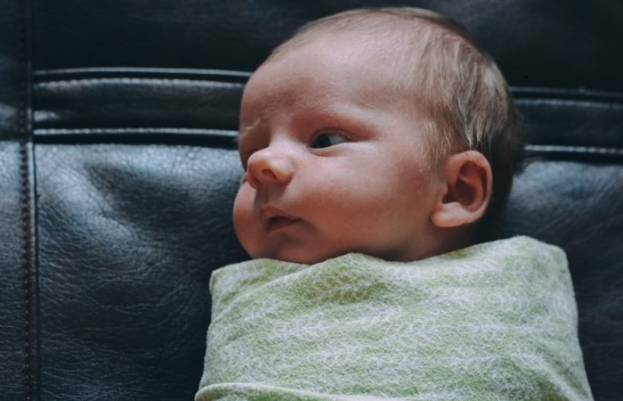 Envolver al bebé: ventajas e inconvenientes