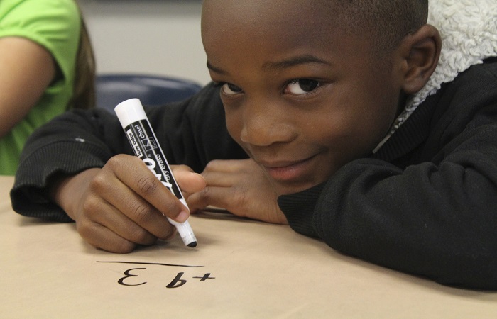 Niños haciendo operaciones. Orientar a nuestros hijos a una profesión cuando tienen habilidades lógico-matemáticas