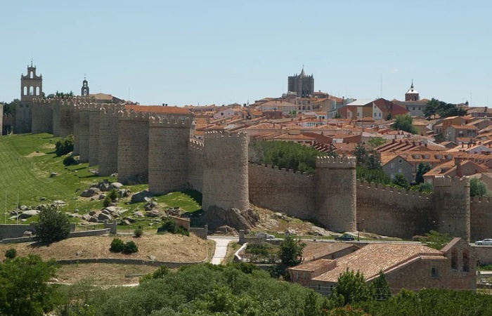 Vista de las murallas de Ávila y la ciudad. Ciudades y barrios de España patrimonio de la humanidad