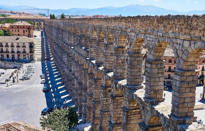 Vista lateral del acueducto de Segovia