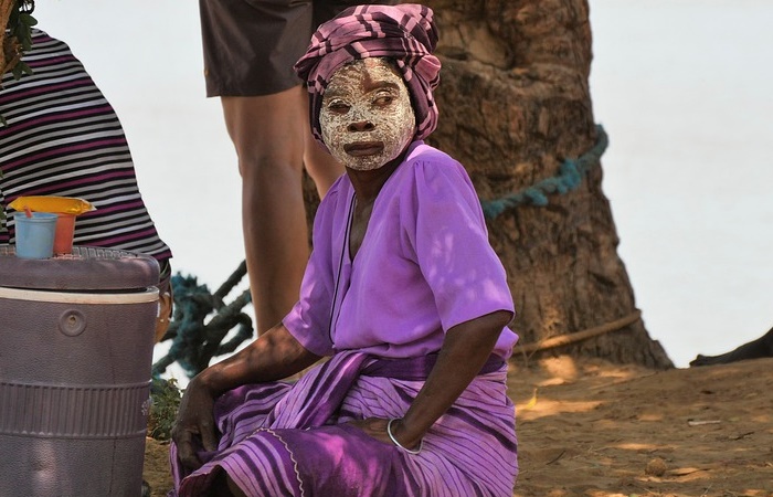 Mujer con la mascarilla facial típica de Madagascar