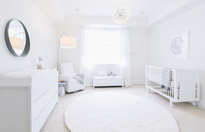 Habitación de bebé decorada toda en blanco