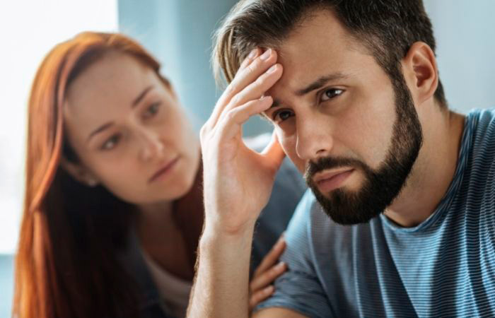 hombre deprimido y su pareja al lado. Consejos para ayudar a tu pareja con depresión