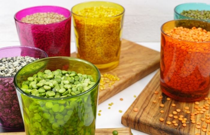 legumbres y arroz en distintos vasos de colores