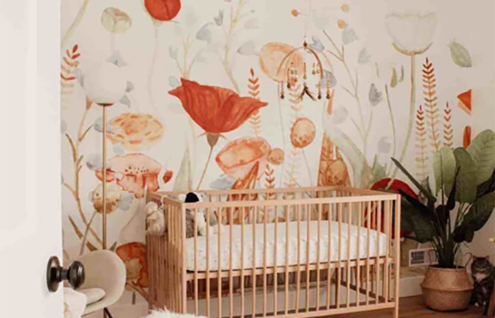 decoración de pared de habitación de bebé con grandes flores en tonos naranjas