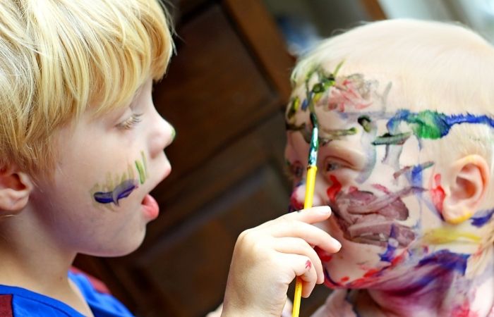 Niños pintándose la cara