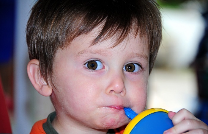 Hidratación como tratamiento de los síntomas de las intoxicaciones alimentarias en niños
