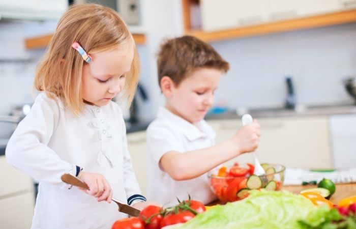 ¿Cómo enseñar a cocinar a mis hijos este verano?