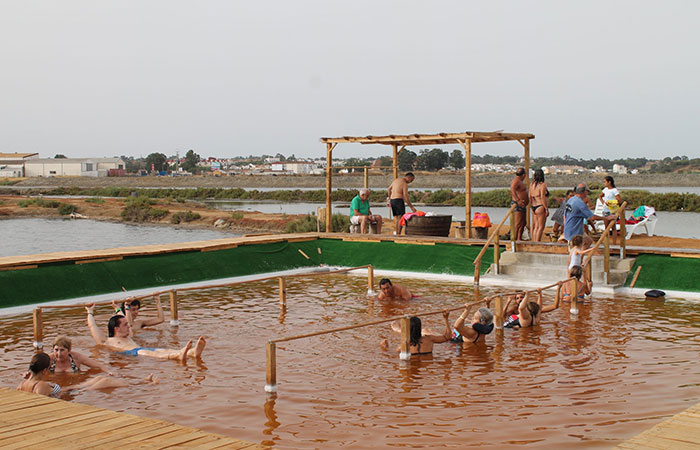 Baños en aceite de magnesio en las Salinas BioMaris, en Isla Cristina, Huelva
