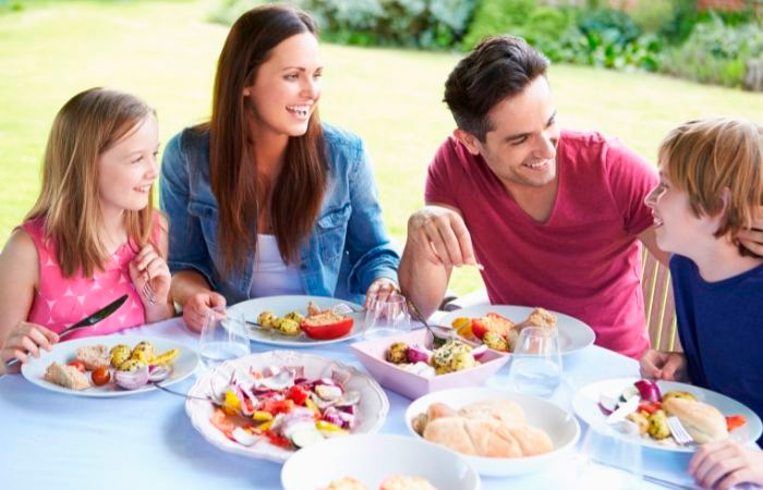 comer juntos en familia para compartir experiencias