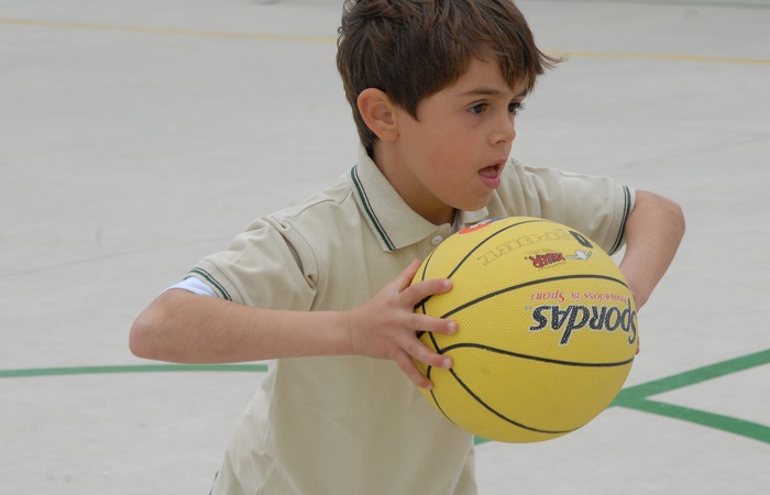 Enseñar habilidades deportivas a los niños