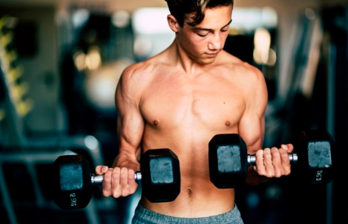 esteroides en adolescentes: haciendo bíceps en el gimnasio