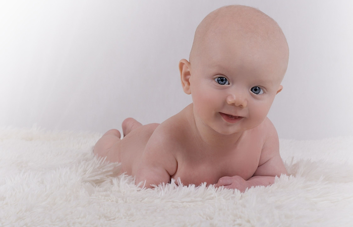 nombres originales de niño: bebé sobre alfombra
