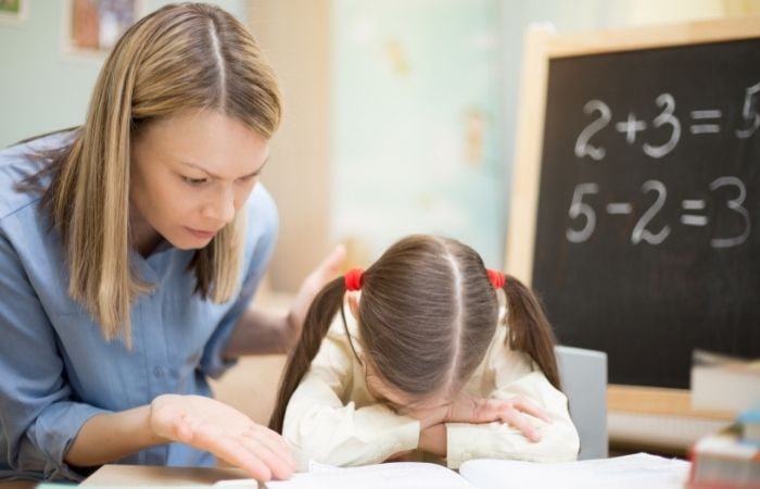 Hacerle los deberes a tu hijo: no le regañes ni le presione