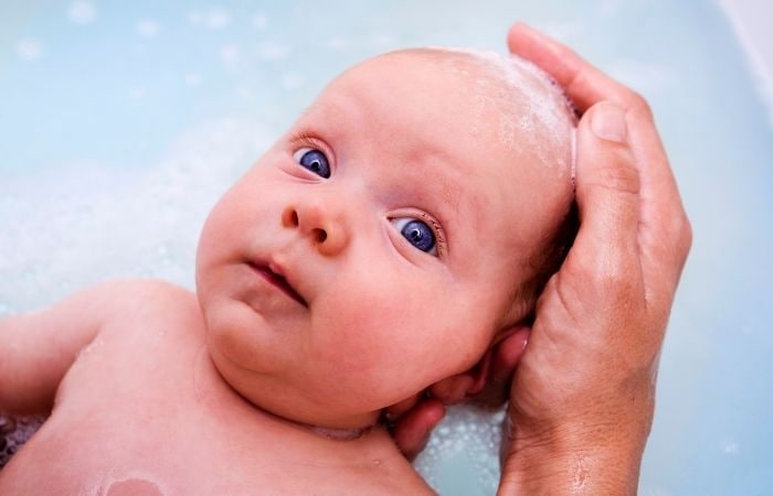 Se les cae el pelo a los bebés: lavado de cabeza