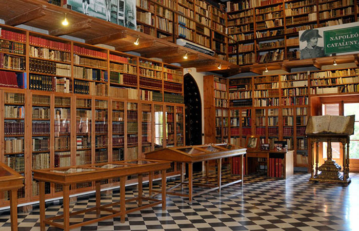 Biblioteca del Castillo de Peralada, en Gerona