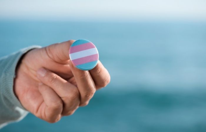 transgénero y género no binario: insignia con la bandera transgénero