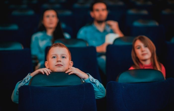 cuales son los beneficios de ir al cine con niños