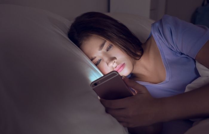 Trastornos de Conducta Alimentaria: estar con el móvil por la noche
