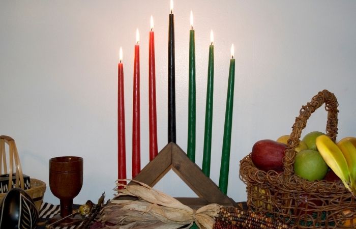 Janucá y otras celebraciones de año nuevo: velas de kwanzaa