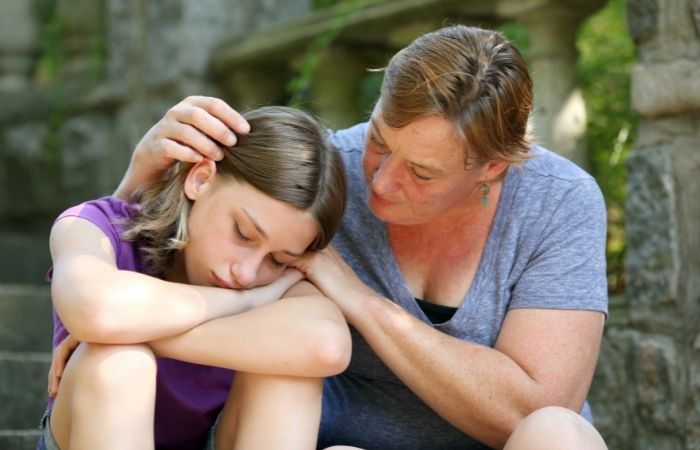 madre consolando a su hija ante un problema de autoimagen y autoestima