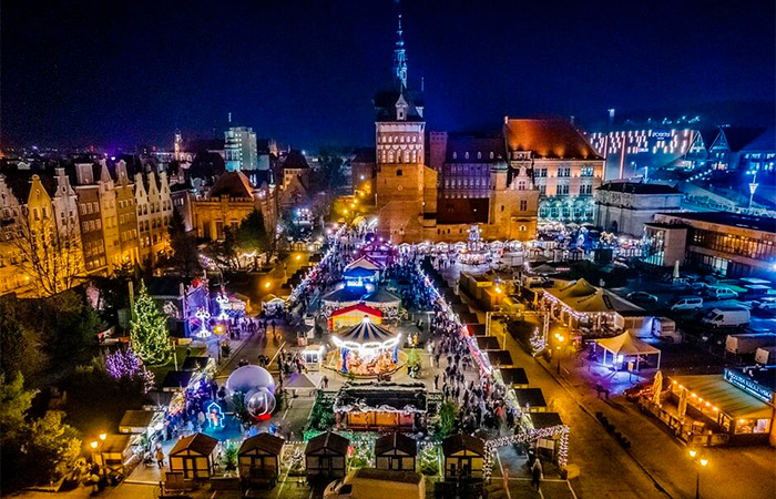Mercado navideño de Gdansk, Polonia, por la noche