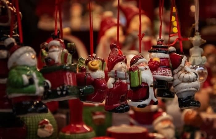 Mercadillos de Navidad de España: puesto con adornos para el árbol