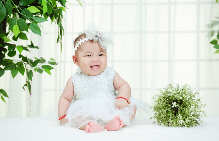bebé con vestido blanco