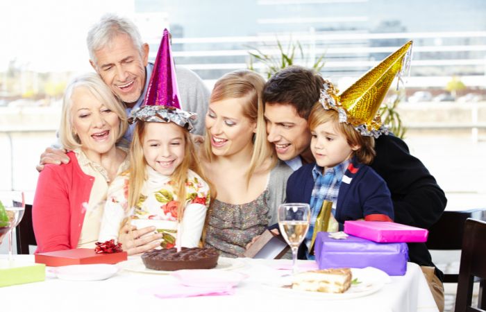 Beneficios de celebrar los cumpleaños: unión en familia