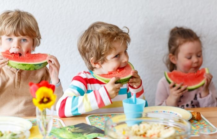 niños comiendo sandía 