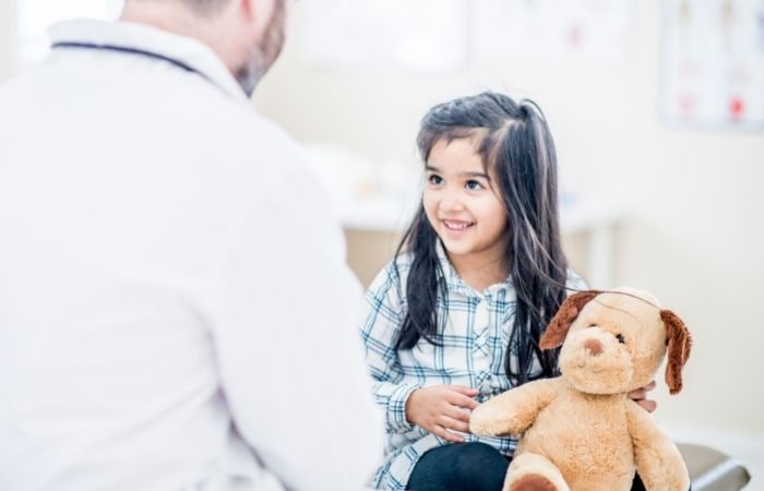 Cirugía: médico hablando con niña en tono relajado