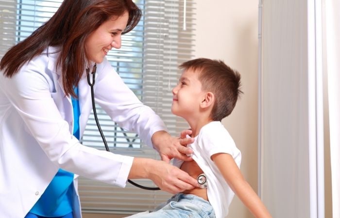 Cirugía: médico auscultando a un niño