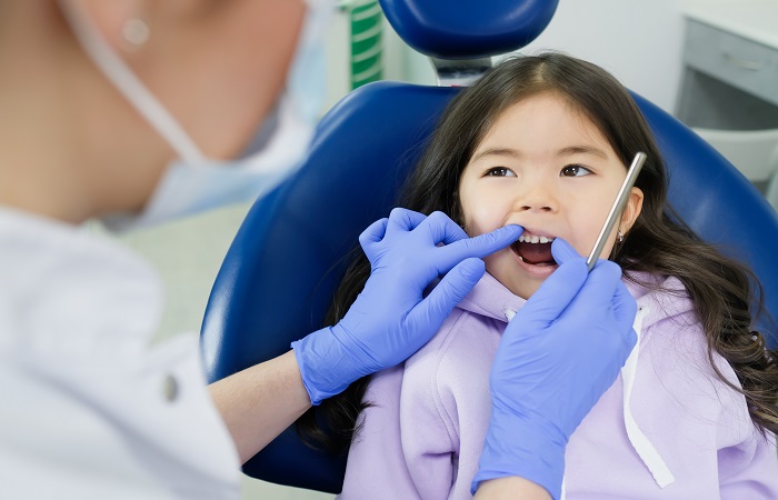 Lesiones tras golpes en los dientes: niña en el dentista