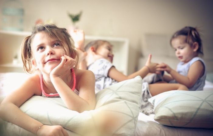 Método de Loci: tres niñas en habitación, una pensativa, dos jugando