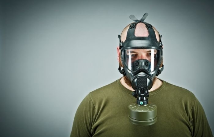 Preppers: hombre con mascarilla antigás