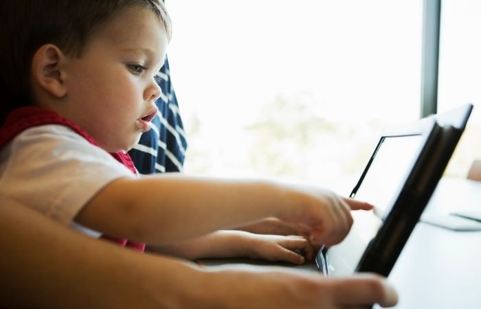 Los niños aprenden a señalar desde pequeños, también en  las pantallas