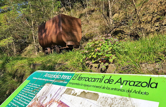 Vagoneta del antiguo ferrocarril en la Vía Verde de Arrazola, en Atxondo, Vizcaya