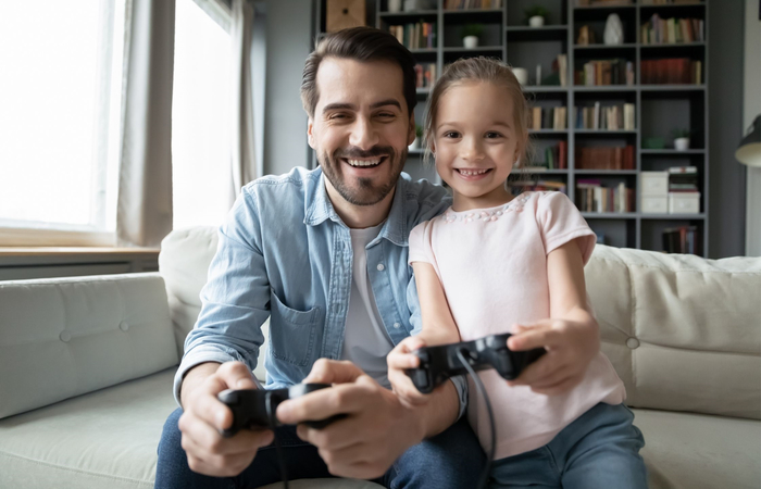 Videojuegos cooperativos: Padre e hija, con mandos de consola