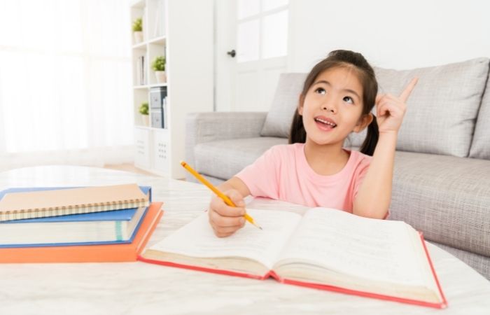 El método de Loci, niña con un libro imaginando un relato