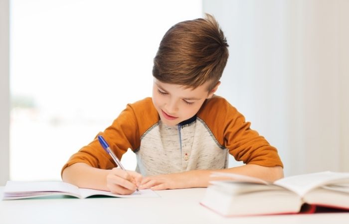 aprender los verbos irregulares en inglés: niño haciendo una lista