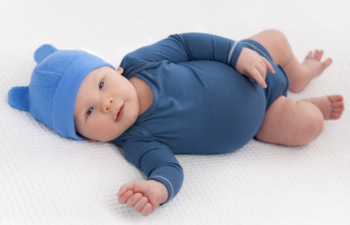 nombres guanches de niño: bebé con body y gorrito azules