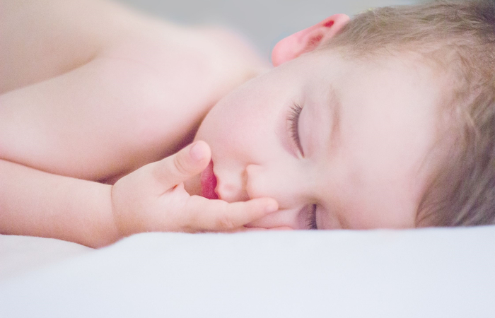 primer plano de bebé durmiendo