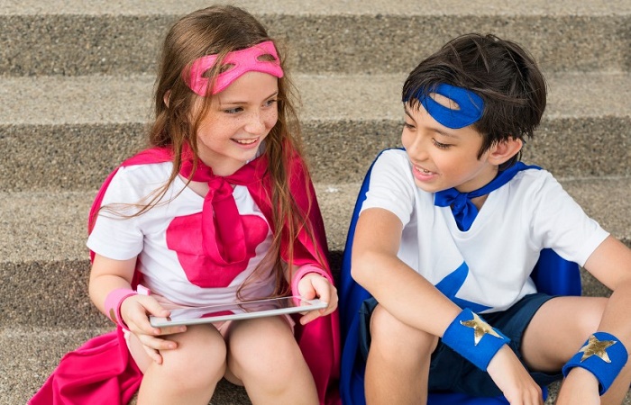 Conoce los beneficios de disfrazarse con amigos: niño y niña, de superhéroes