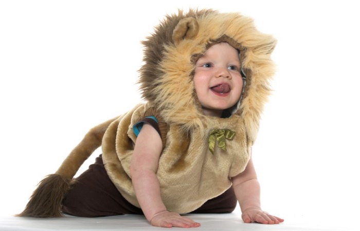 Beneficios de disfrazarse, también para los más pequeños: bebé con traje de león