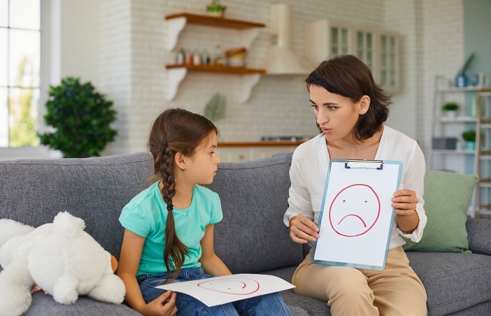 desarrollo del habla de los niños. Logopeda trabajando con niña