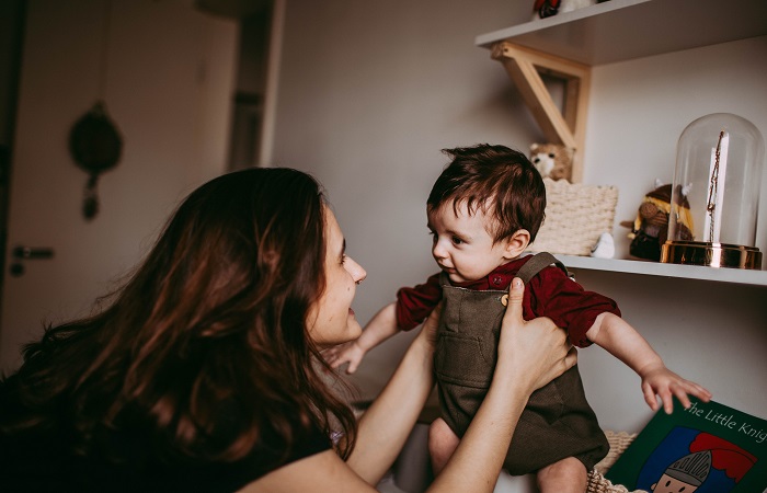 Fase del desarrollo del habla de los niños: bebé observando a su madre que habla