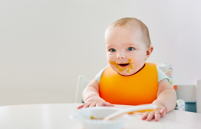 Ensuciarse al comer les permite experimentar con las texturas