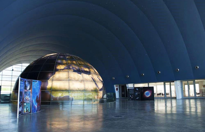 Gran globo terráqueo del Planetario de Aragón