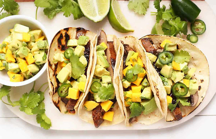 Tacos veganos con aguacate, mango y champiñones