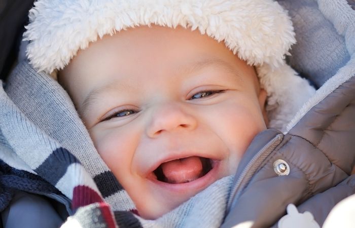 otitis en invierno: proteger la cabeza del bebé del frío